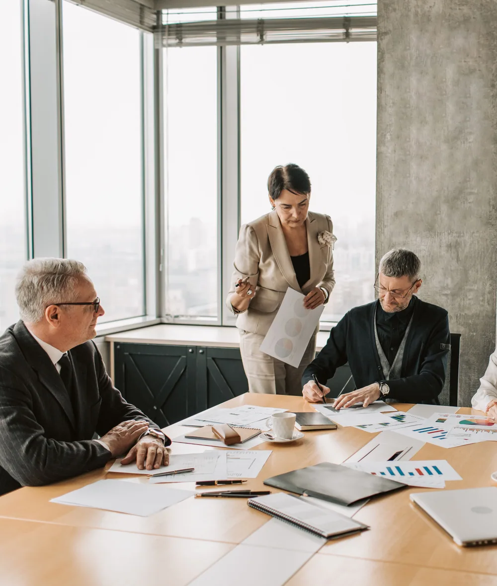 Equipo profesional colaborando alrededor de una mesa de trabajo