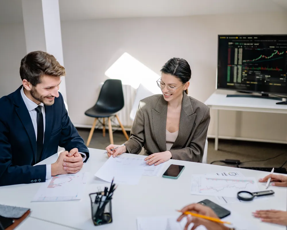 Equipo profesional conversando durante una sesión de trabajo