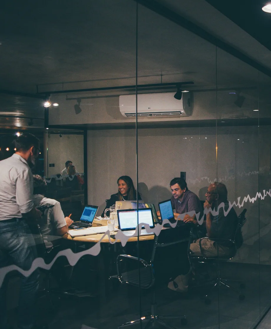 Profesionales colaborando en un entorno de trabajo cercano